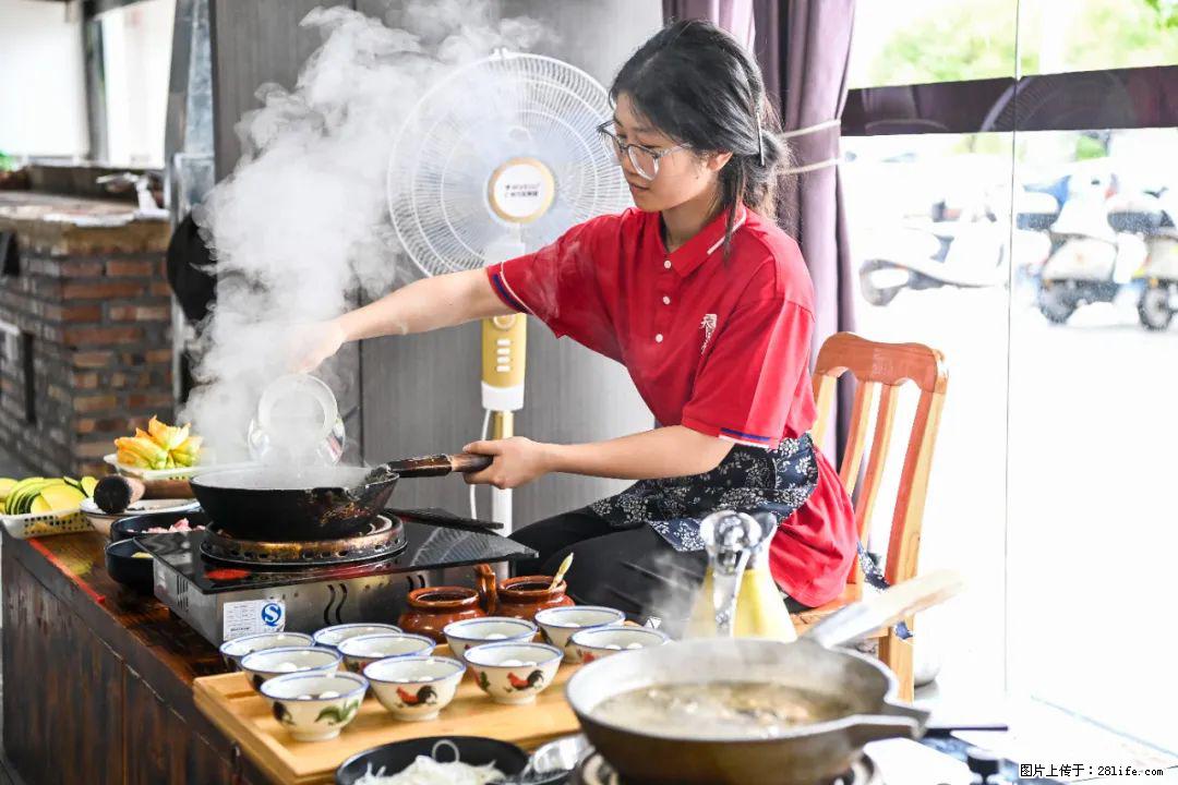 全网追的“扁担女孩”，找了一份暑假工，时薪12元 - 遵义生活资讯 - 遵义28生活网 zunyi.28life.com